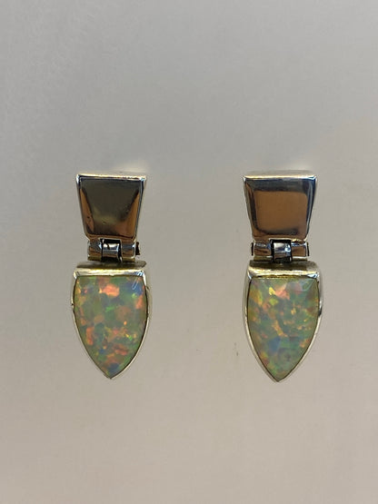 Vista frontal de los aretes de plata 950 con ópalo de fuego colgante