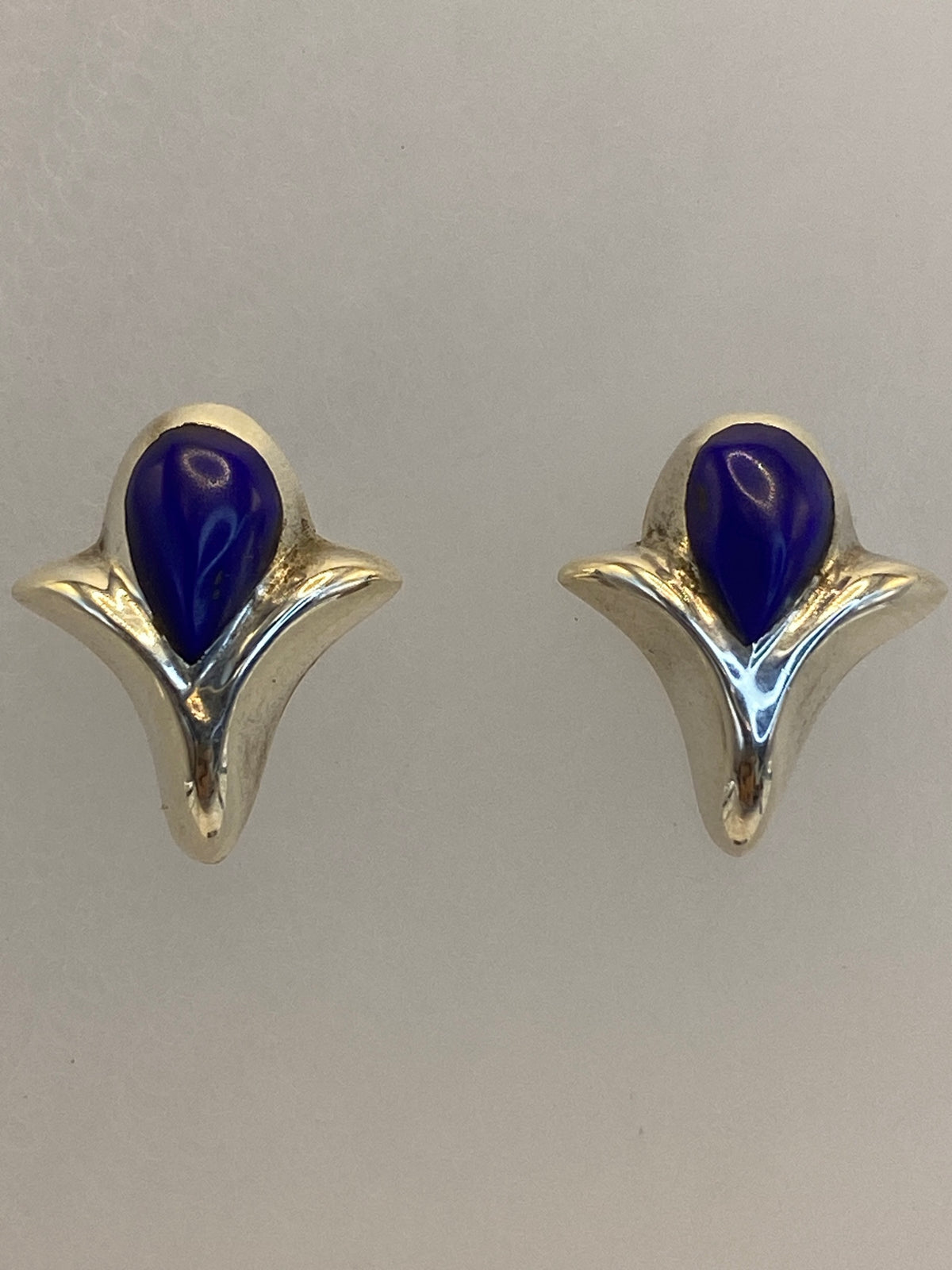 Aretes de plata Taxco sobre fondo blanco mostrando el Quinto 925