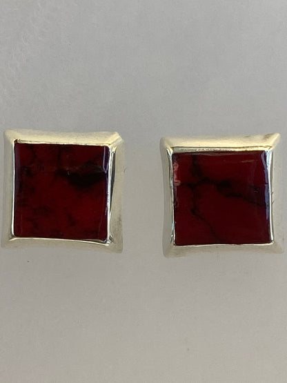 Aretes minimalistas de 1.3 cm sobre fondo blanco