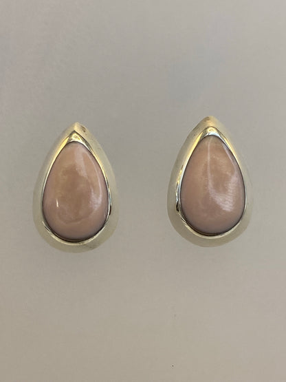 Par de aretes de plata con piedra rosa, vistos de frente sobre fondo neutro