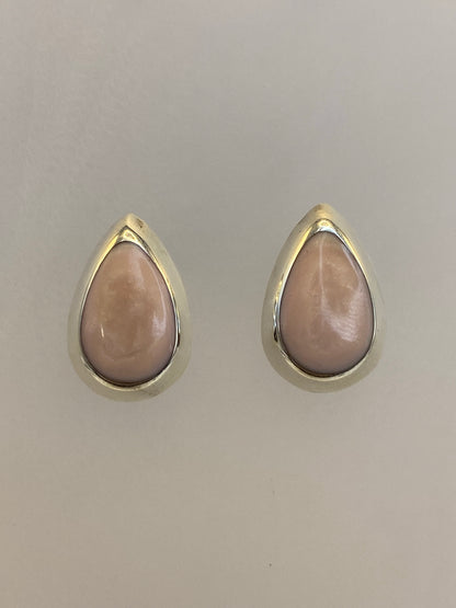 Detalle del engaste de piedra rosa en plata 925