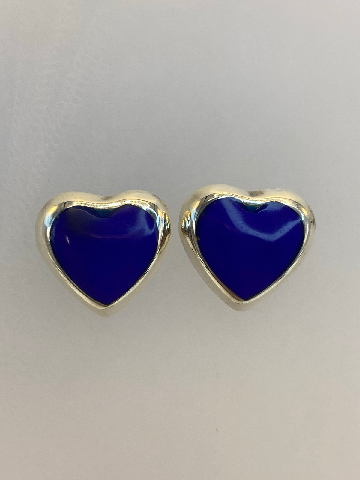 Par de aretes de plata 925 en forma de corazón azul sobre fondo blanco