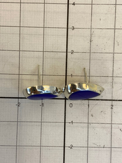 Par de aretes sobre fondo blanco mostrando el Quinto 925