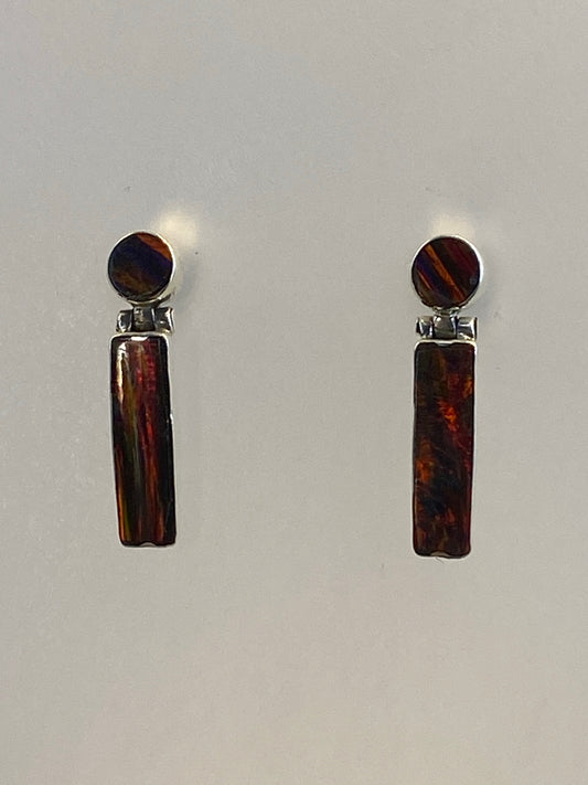 Par de aretes de plata 950 con Opalo de Fuego rojo, vistos de frente sobre fondo blanco