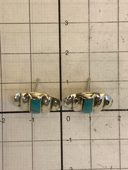 Comparación de tamaño: aretes de turquesa al lado de una regla mostrando 1.2 cm de largo