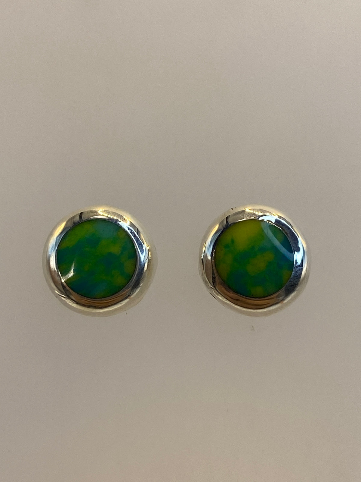 Par de aretes de plata con incrustación de piedra multicolor verde y azul