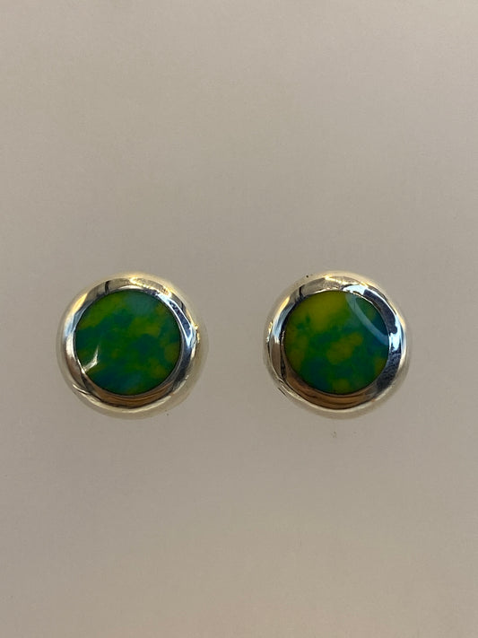 Par de aretes de plata con incrustación de piedra multicolor verde y azul