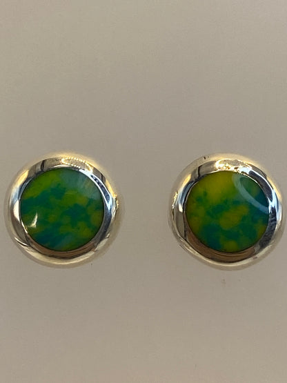Aretes sobre regla métrica mostrando el largo de 1.4 cm