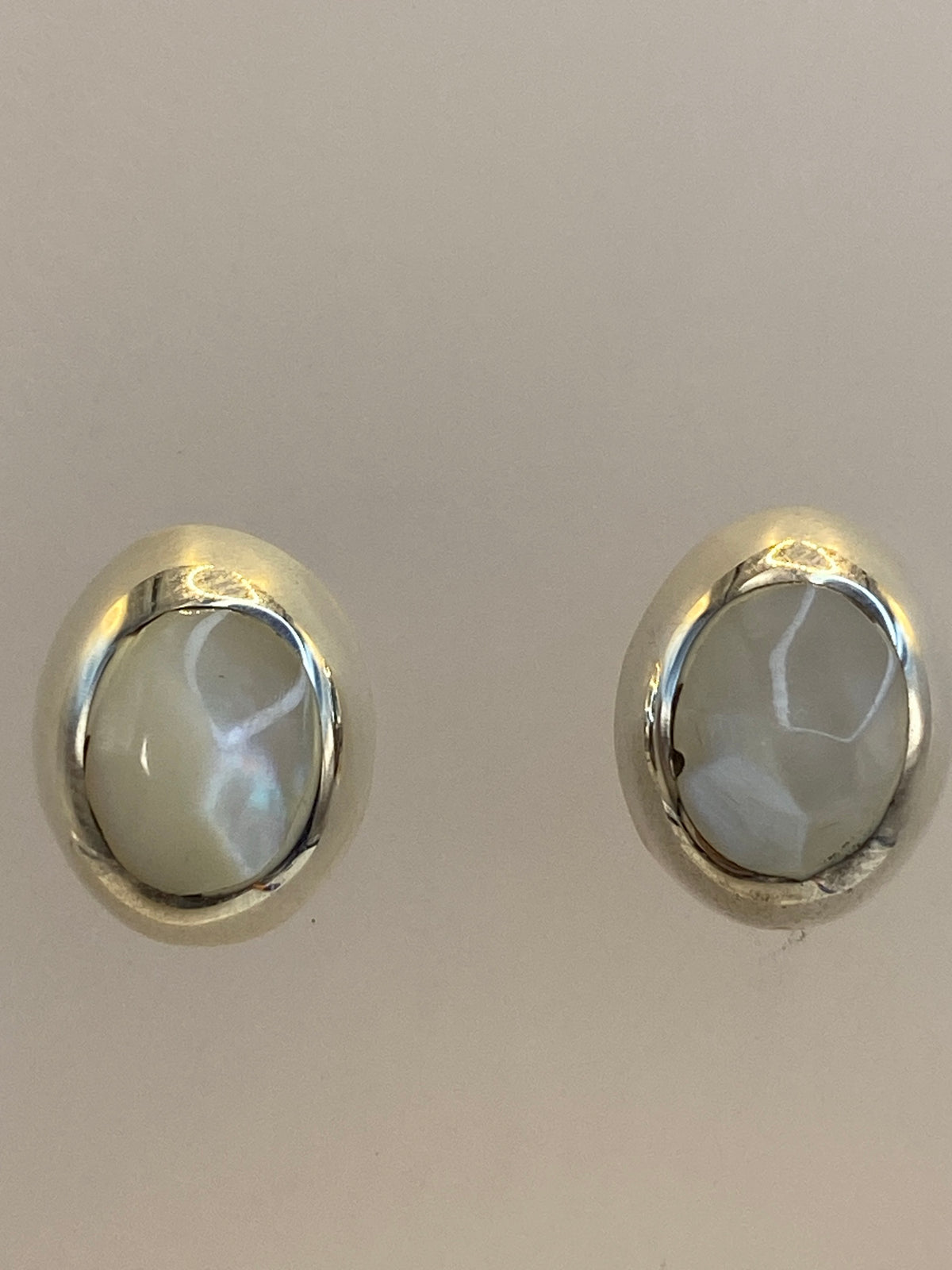 Los dos aretes alineados, visto frontal, mostrando simetría y acabado pulido