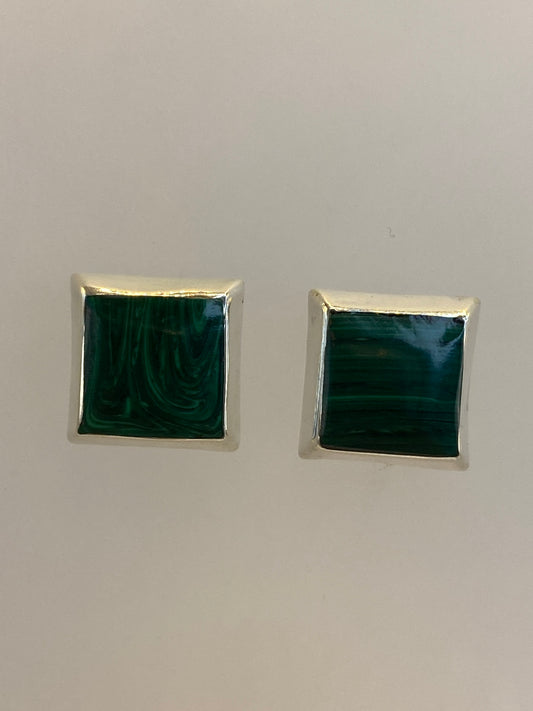 Par de aretes cuadrados de plata 925 con incrustación multicolor, sobre fondo blanco