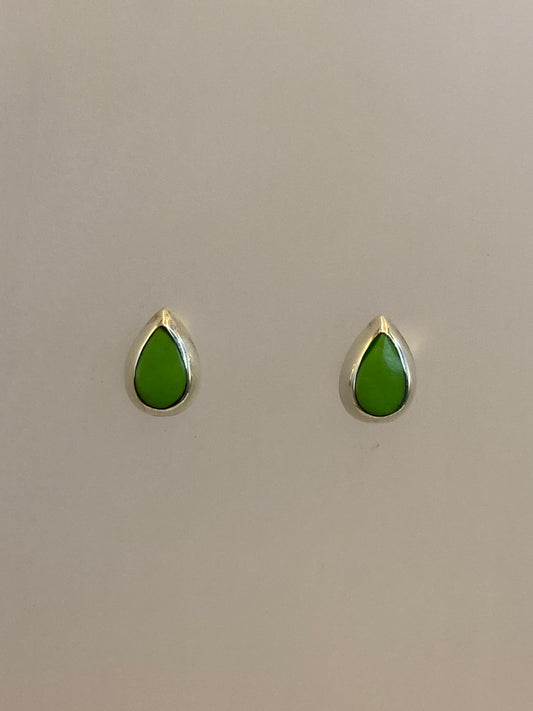 Aretes minimalistas con piedra verde olivo, detalle del engaste a mano
