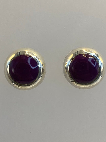 Aretes de plata delicados sobre escala de medidas, mostrando tamaño de 1 cm