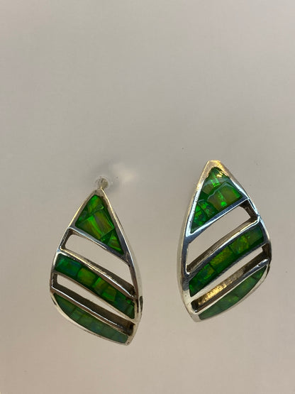 Aretes de plata 950 con ópalo de fuego verde olivo sobre fondo blanco