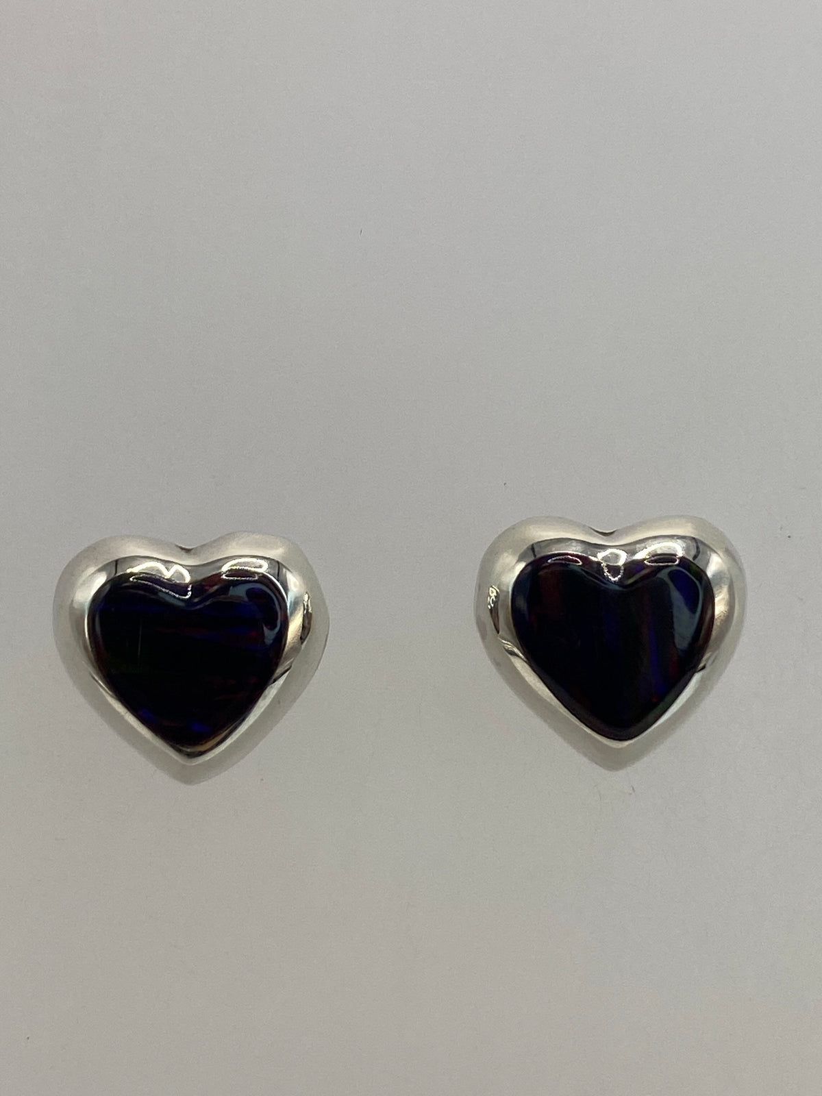 Aretes de plata con Quinto 925 y piedra morada — vista de respaldo