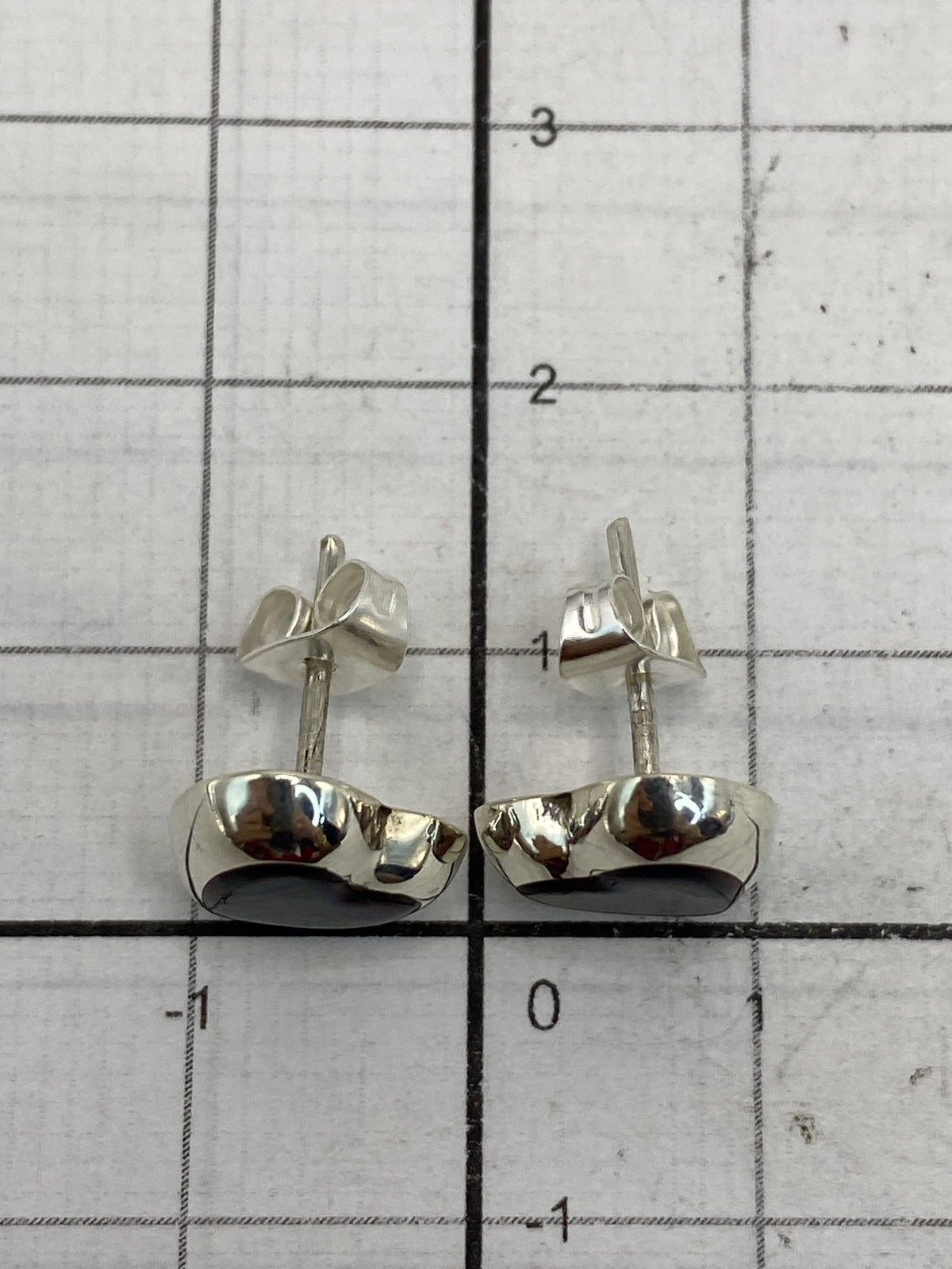 Aretes de Taxco sobre medidor de escala mostrando tamaño compacto de 1.4 cm
