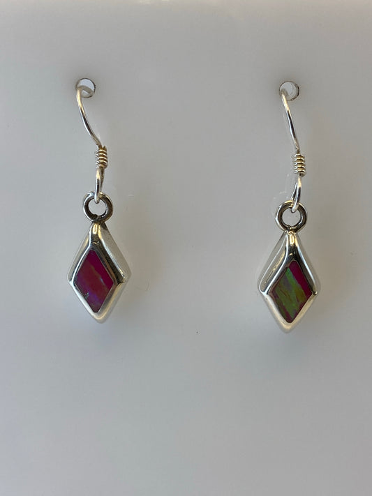 Arete de plata 925 con Ópalo de Fuego mostrando el tono verde olivo a la luz