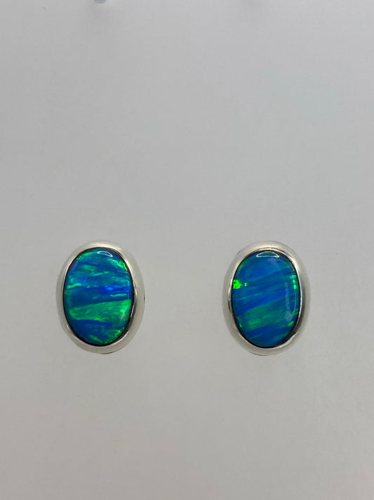 Par de aretes de plata con opalo de fuego azul cielo, lado a lado