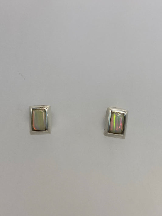 Par de aretes de plata con ópalo de fuego blanco en caja de presentación