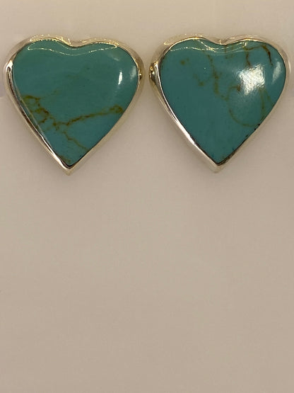 Par de aretes de plata 925 con turquesa azul cielo, incrustación artesanal, vista frontal sobre fondo blanco