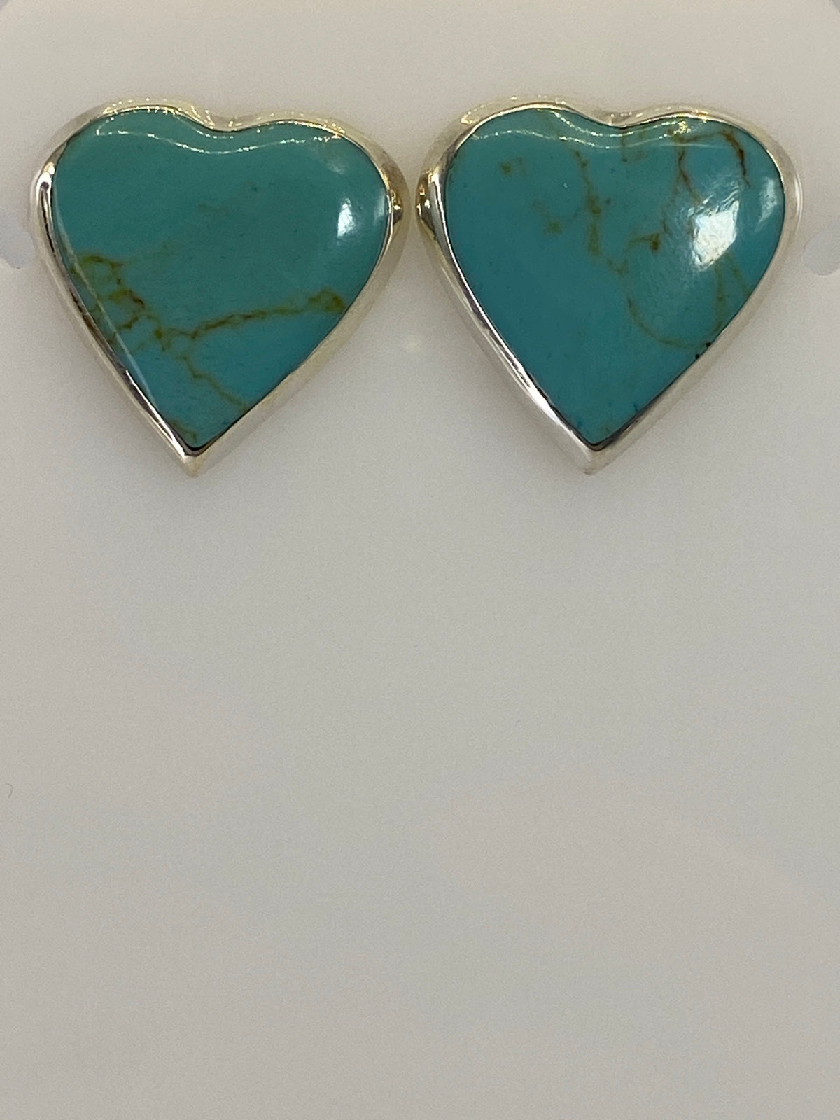 Detalle de la turquesa natural azul cielo engastada en plata en los aretes