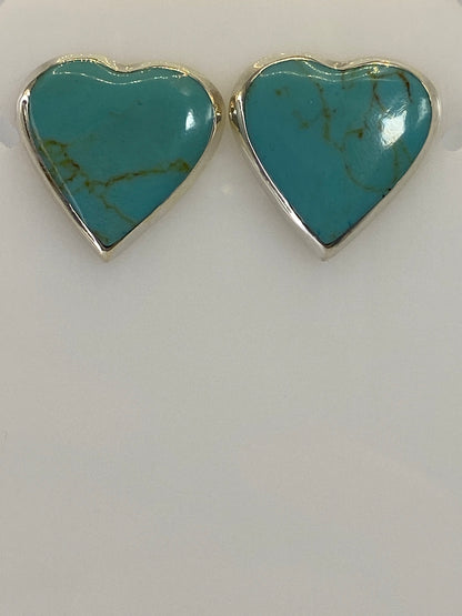 Detalle de la turquesa natural azul cielo engastada en plata en los aretes