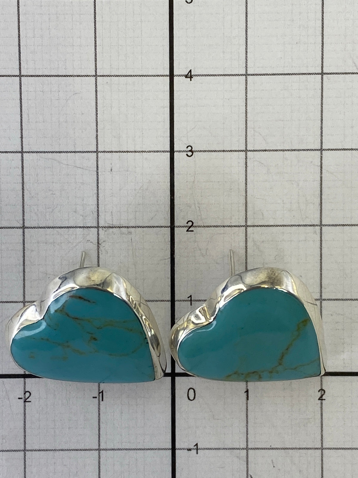 Reverso de los aretes mostrando la plata pulida y el Quinto 925