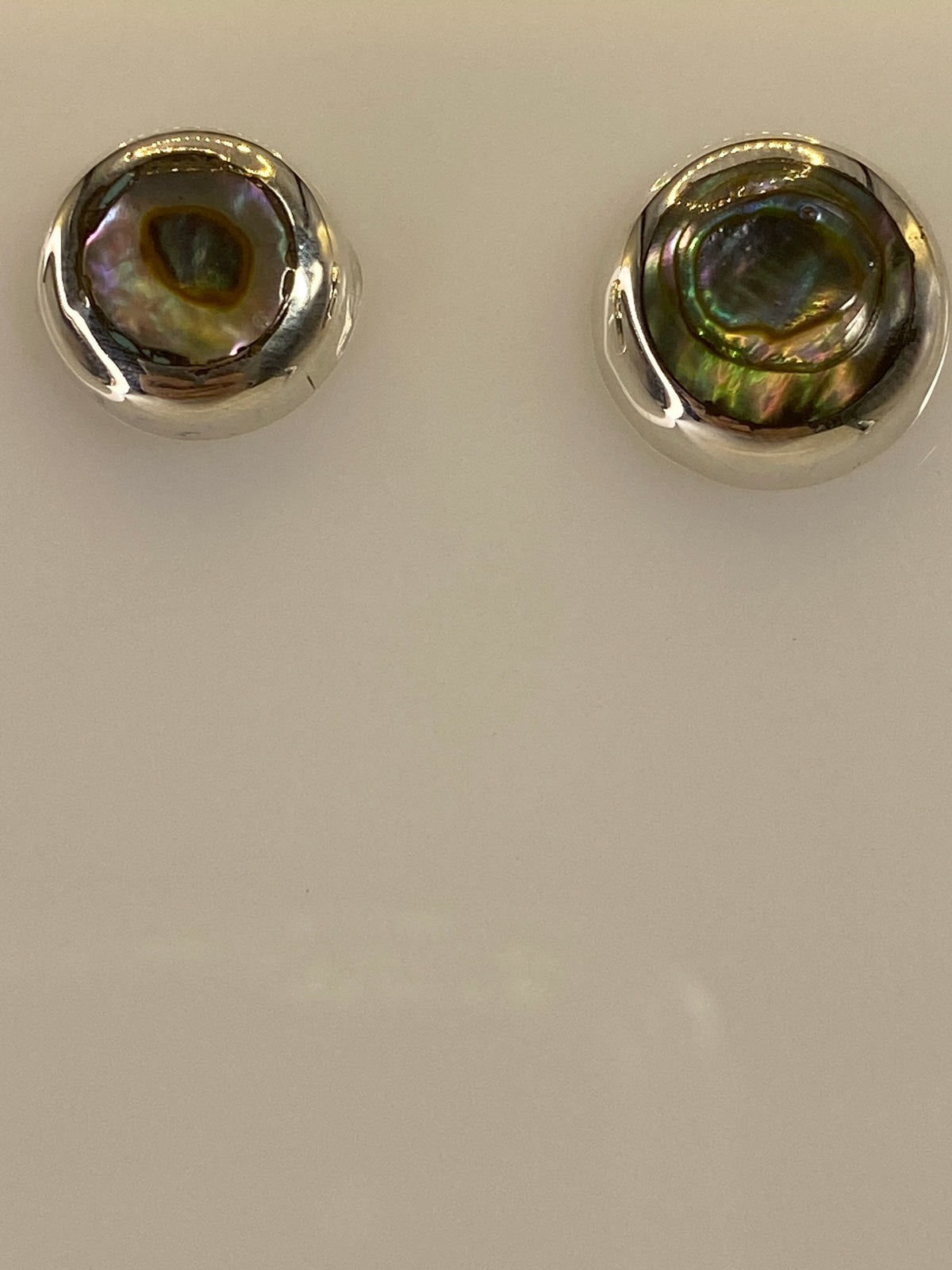 Aretes en escala con medida de 1.5 cm junto a regla