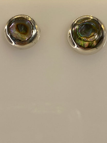 Aretes en escala con medida de 1.5 cm junto a regla