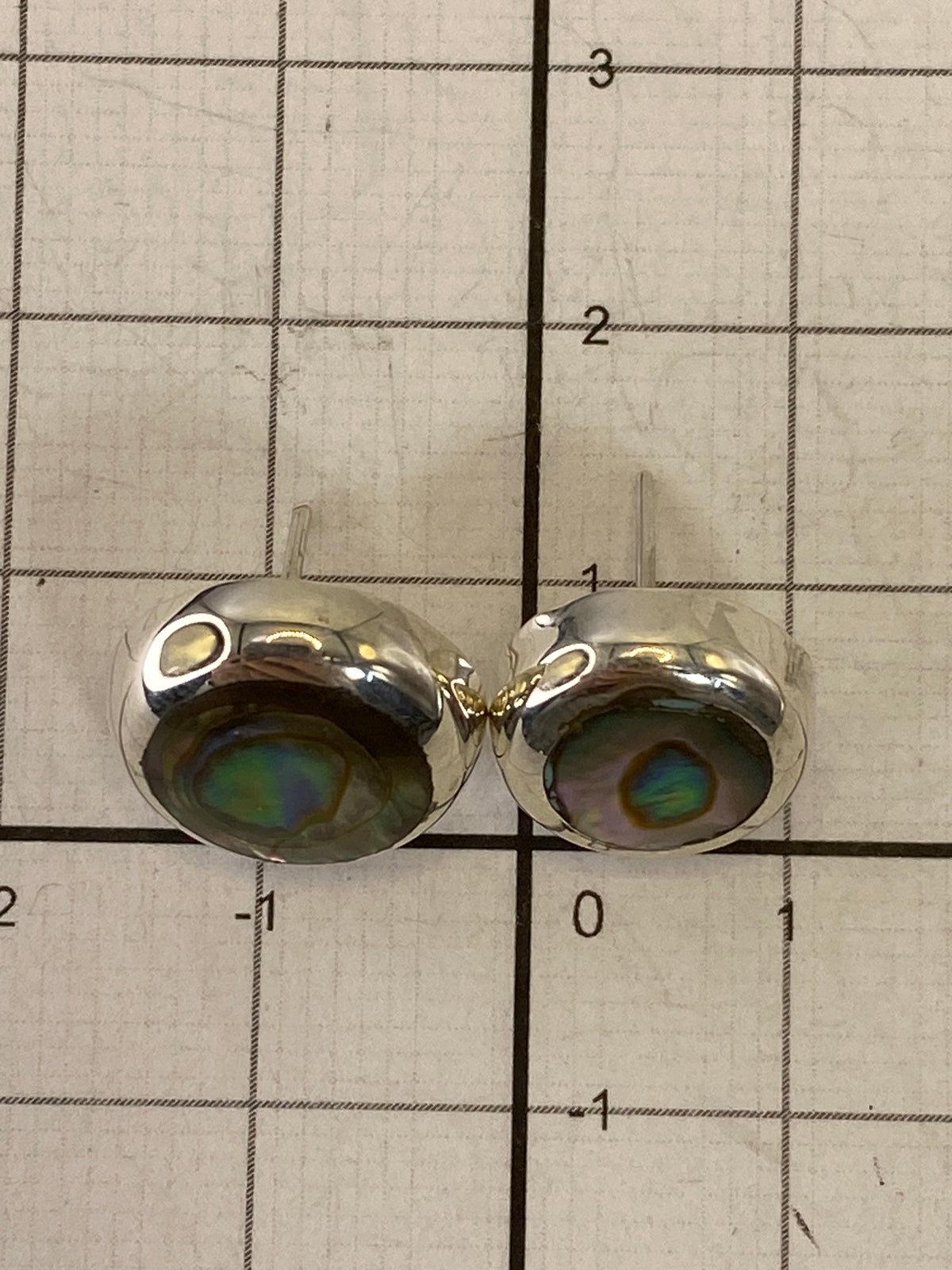 Reverso de los aretes mostrando el acabado en plata 925 de Taxco