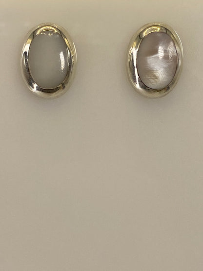 Par de aretes de plata 925 con piedra multicolor sobre fondo blanco, vista frontal