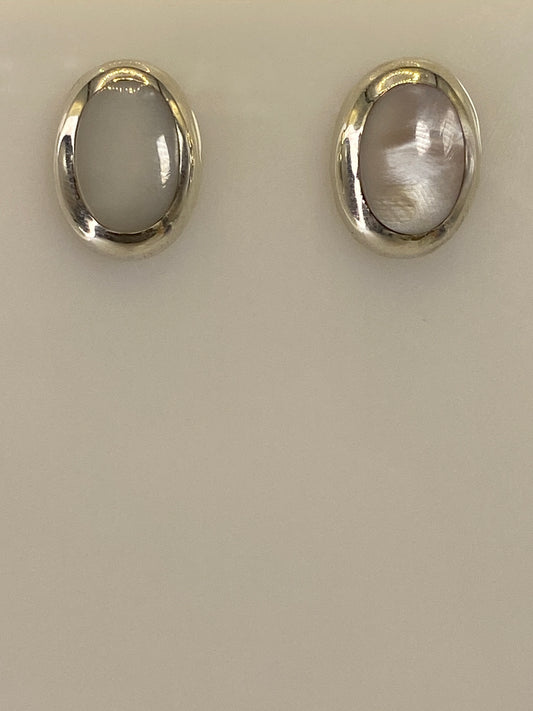 Par de aretes de plata 925 con piedra multicolor sobre fondo blanco, vista frontal