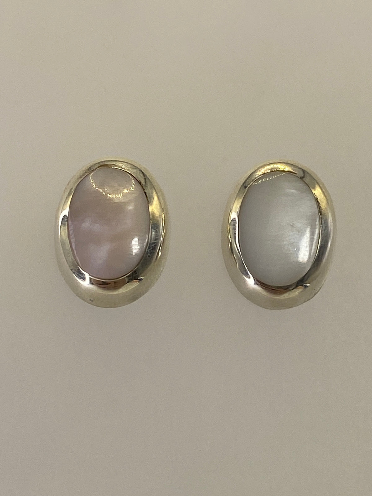 Detalle de la piedra multicolor engastada en plata en los aretes