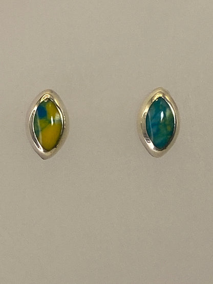 Par de aretes de plata 950 con piedra multicolor engastada, vistos desde el frente mostrando los dos diseños