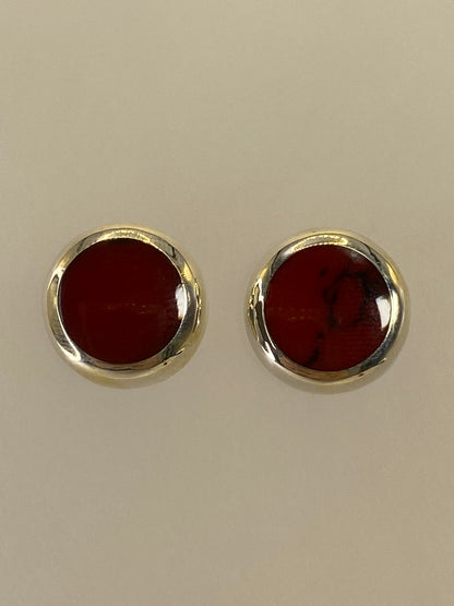 Aretes de plata con piedra roja engastada, 1.4 cm, sobre fondo blanco