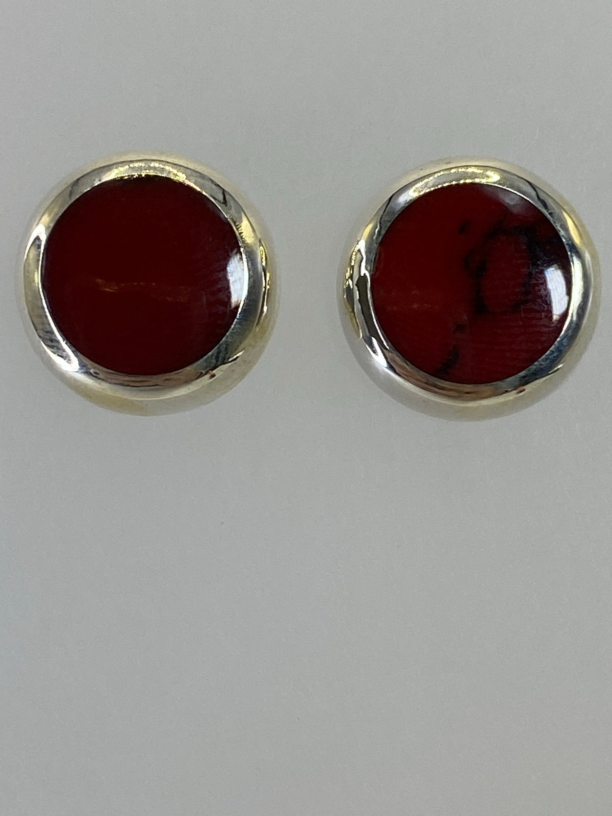 Aretes de lado mostrando el grosor de la plata 925 y el Quinto