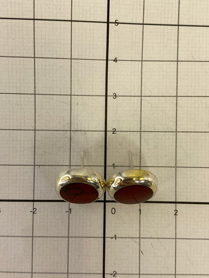 Aretes en comparación de escala con regla