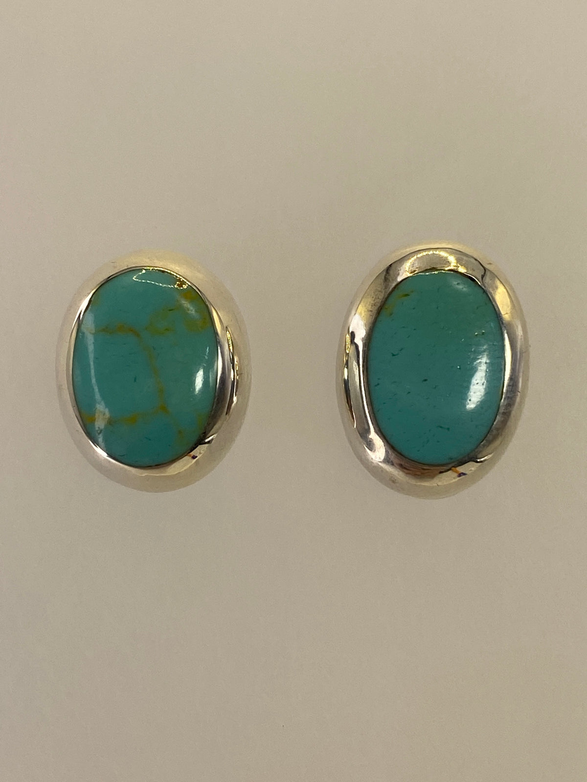 Par de aretes de plata con turquesa multicolor engastada, vista frontal
