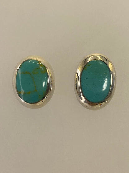 Par de aretes de plata con turquesa multicolor engastada, vista frontal