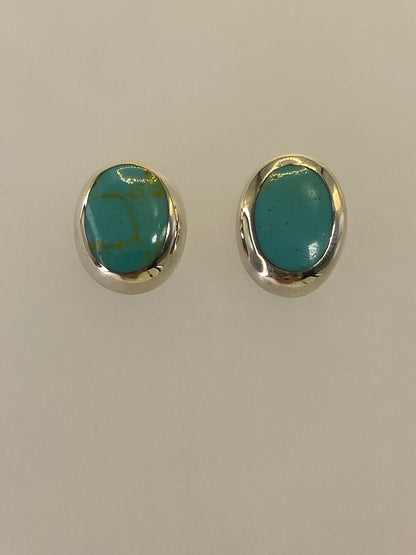Arete individual mostrando la turquesa azul verdosa y café con engaste de plata