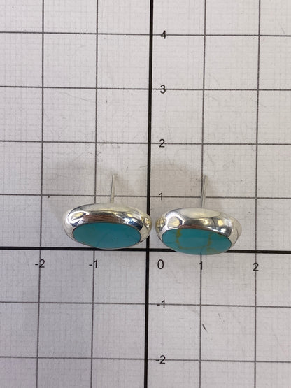 Aretes de turquesa sobre fondo blanco — tamaño real 1.4 cm