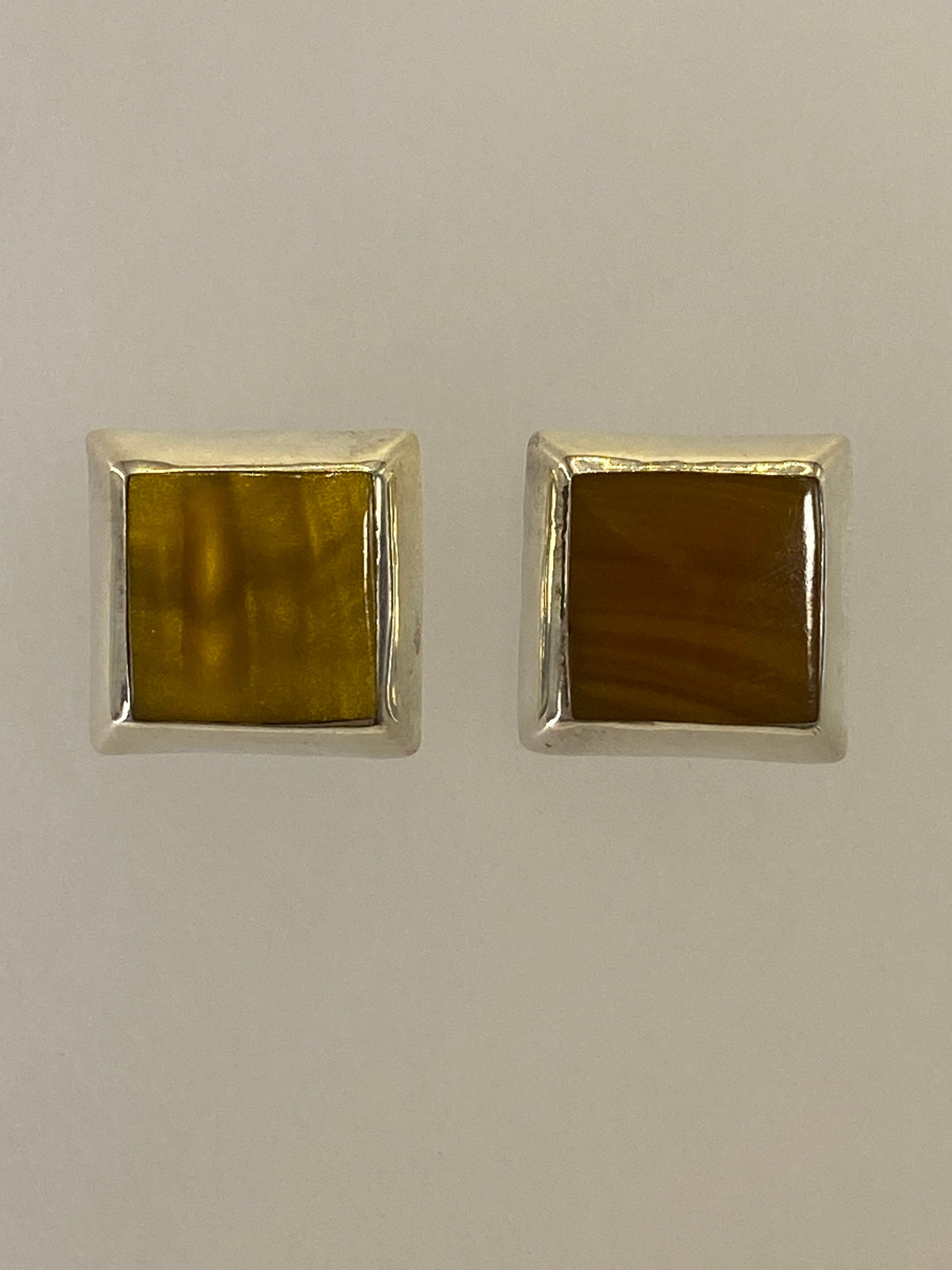 Par de aretes cuadrados plata 925 con piedras multicolor, 1.4 cm