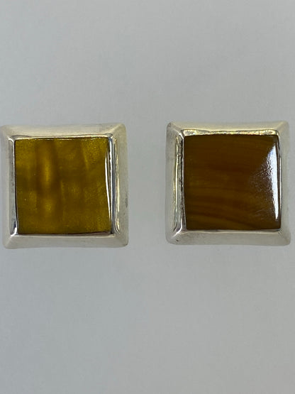 Aretes de frente mostrando los tonos multicolor y el acabado pulido