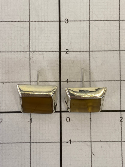 Aretes sobre escala mostrando peso de 1.9 g