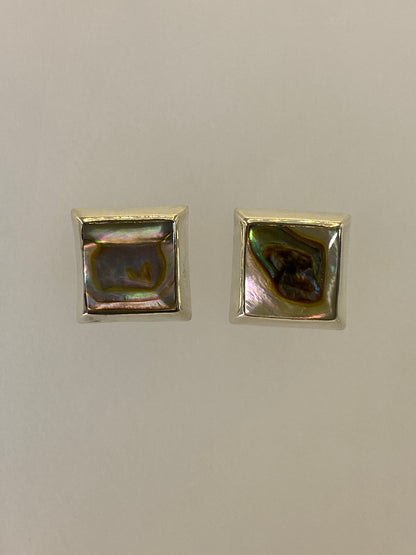 Aretes compactos de Taxco mostrando el multicolor de la piedra engastada