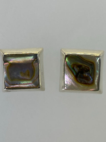 Vista frontal de los aretes de plata con piedra multicolor, diseño minimalista