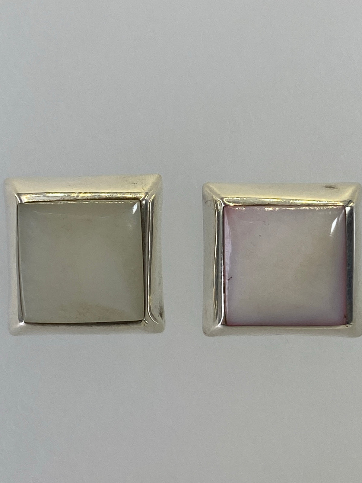 Aretes puestos, mostrando el tamaño compacto de 1.6 cm