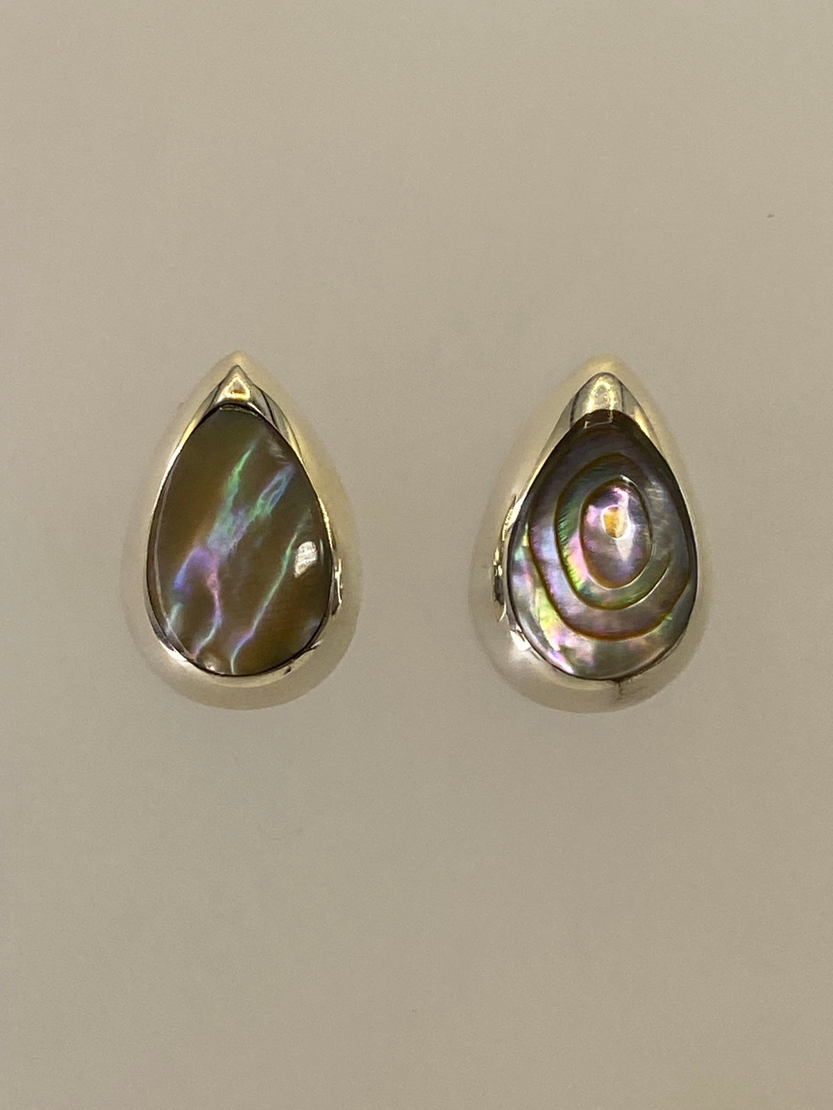 Par de aretes de plata con piedra multicolor opalescente en presentación frontal
