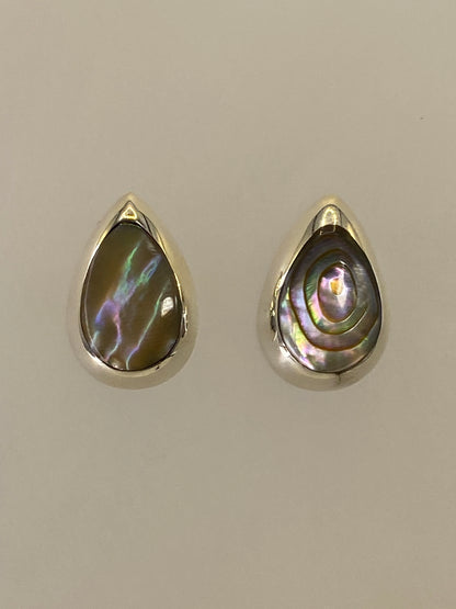 Par de aretes de plata con piedra multicolor opalescente en presentación frontal