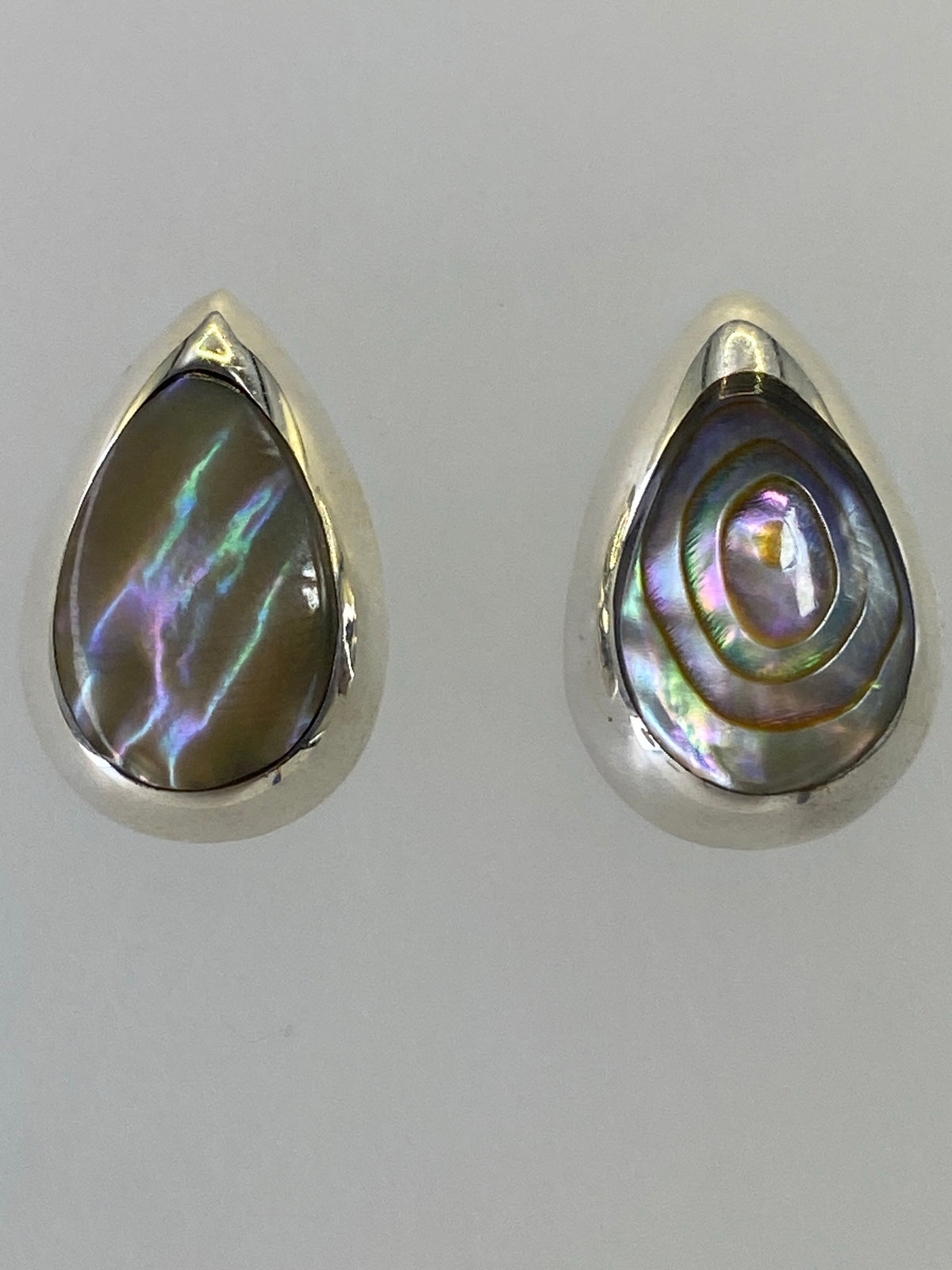 Aretes de plata 925 sobre una regla de medición mostrando su tamaño delicado de 1.3 cm