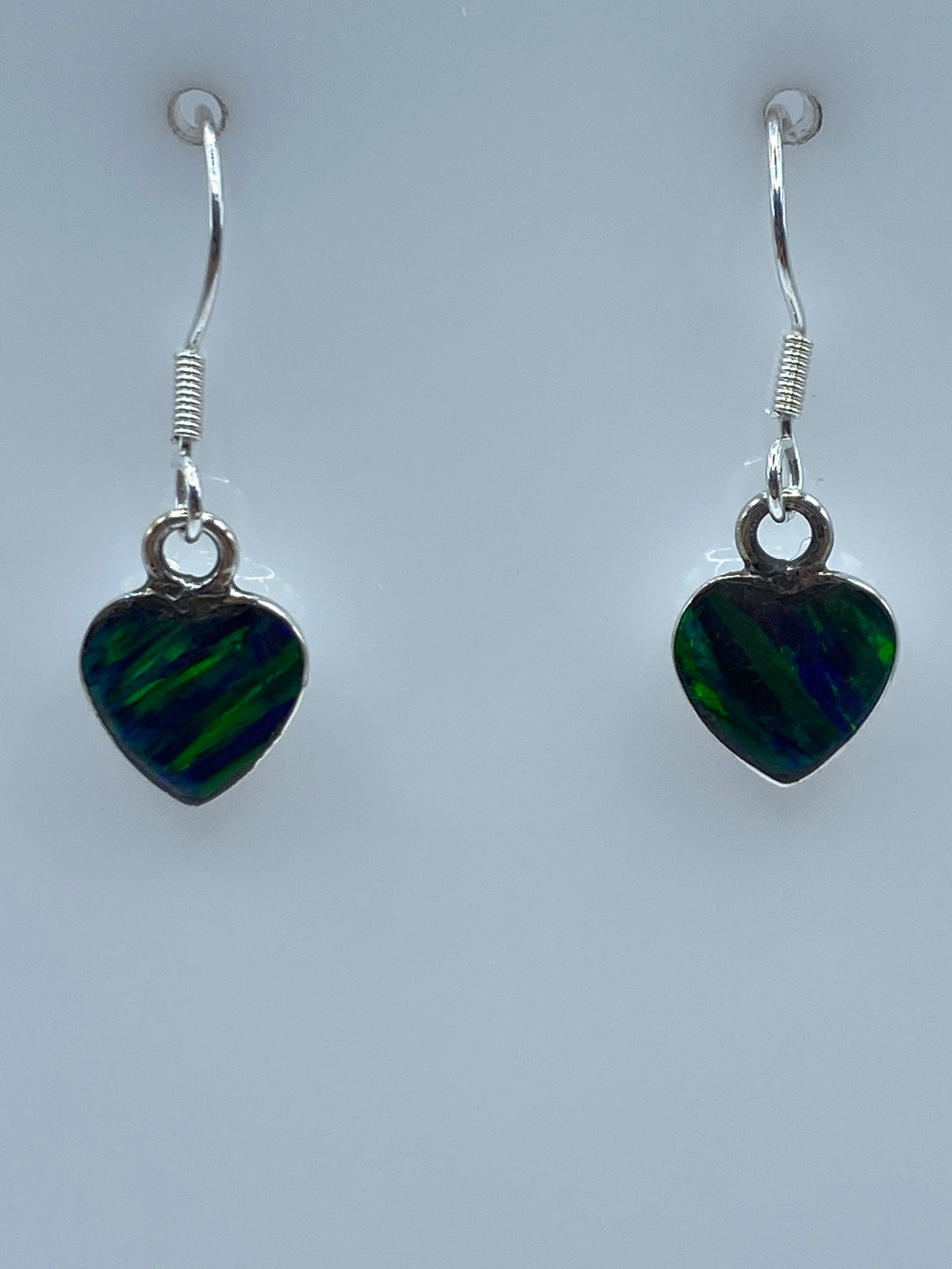 Aretes de plata con ópalo de fuego verde, vista frontal del par